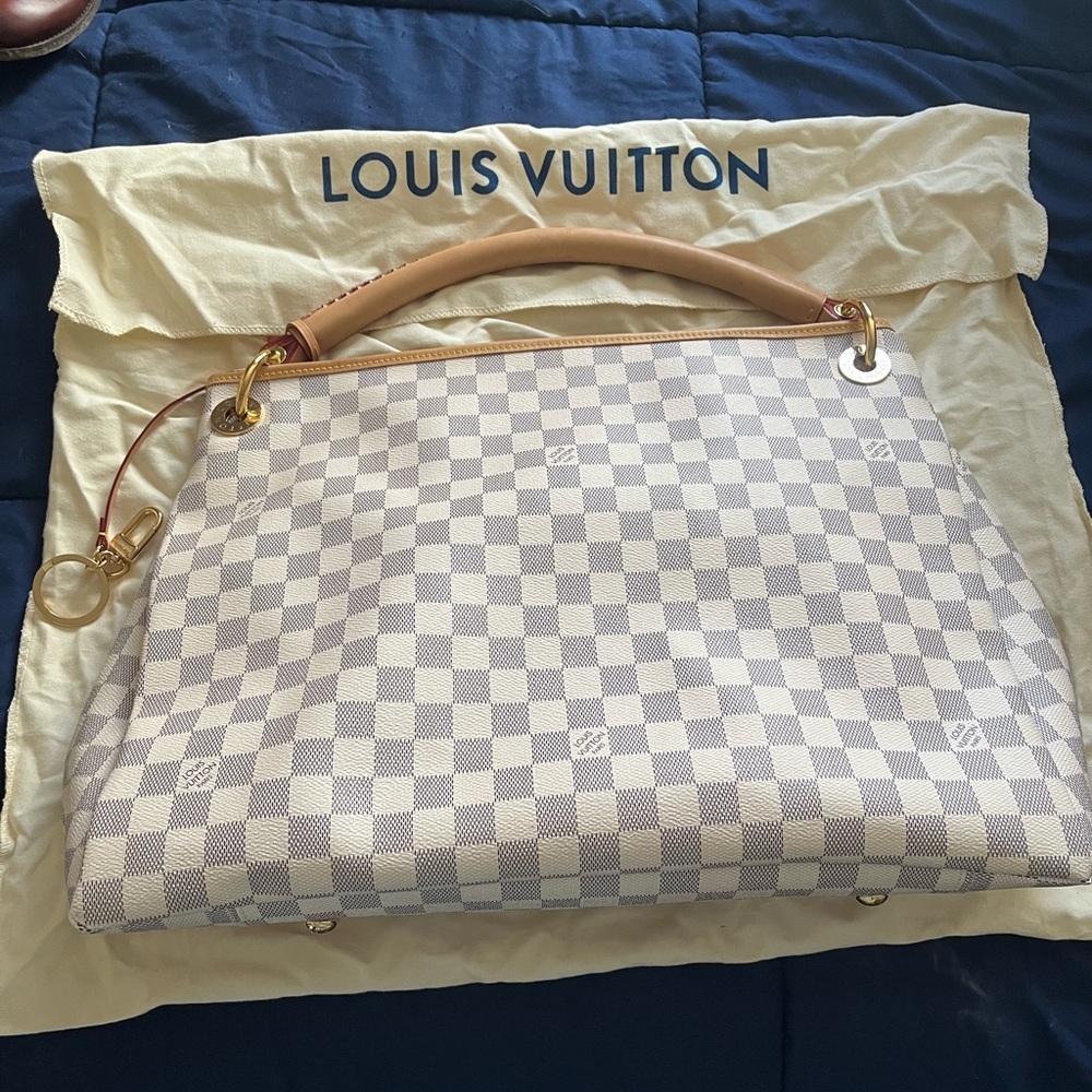 Beautiful Purse in the style of Louis Vuitton Artsy Mm. Not authentic white tan